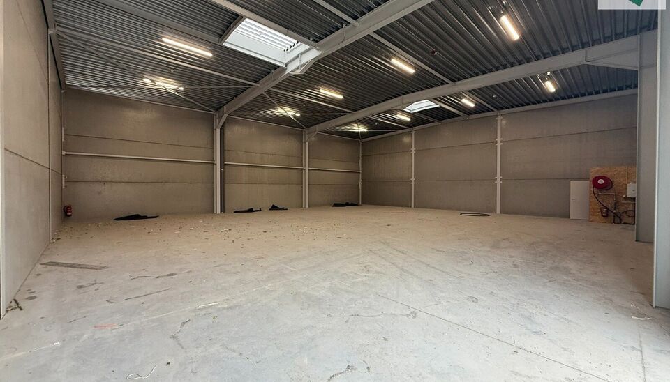 Langs de Pathoekeweg in Brugge verrijst binnenkort het KMO Park PORTIS, dit op de voormalige Philipssite. Met 49 afgewerkte KMO-Units, variërend van 210m² tot 823m², verdeeld over nieuwbouw en vernieuwbouw bedrijfsgebouwen, biedt Portis een moderne en 