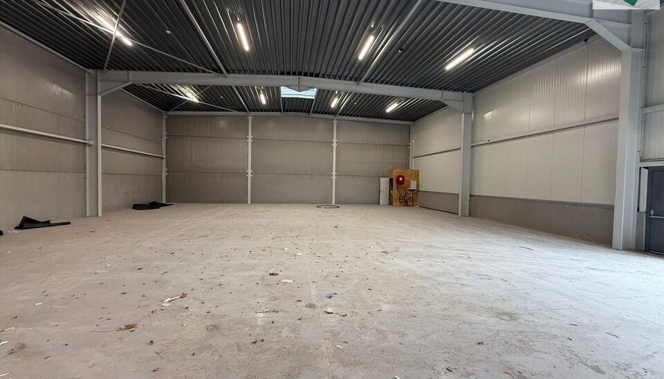 Langs de Pathoekeweg in Brugge verrijst binnenkort het KMO Park PORTIS, dit op de voormalige Philipssite. Met 49 afgewerkte KMO-Units, variërend van 210m² tot 823m², verdeeld over nieuwbouw en vernieuwbouw bedrijfsgebouwen, biedt Portis een moderne en 