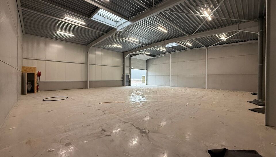 Langs de Pathoekeweg in Brugge verrijst binnenkort het KMO Park PORTIS, dit op de voormalige Philipssite. Met 49 afgewerkte KMO-Units, variërend van 210m² tot 823m², verdeeld over nieuwbouw en vernieuwbouw bedrijfsgebouwen, biedt Portis een moderne en 