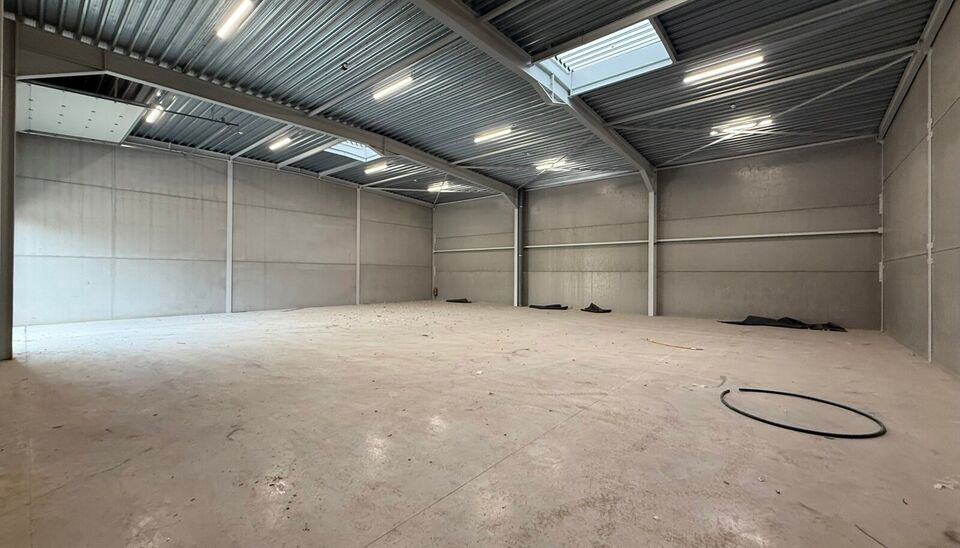 Langs de Pathoekeweg in Brugge verrijst binnenkort het KMO Park PORTIS, dit op de voormalige Philipssite. Met 49 afgewerkte KMO-Units, variërend van 210m² tot 823m², verdeeld over nieuwbouw en vernieuwbouw bedrijfsgebouwen, biedt Portis een moderne en 