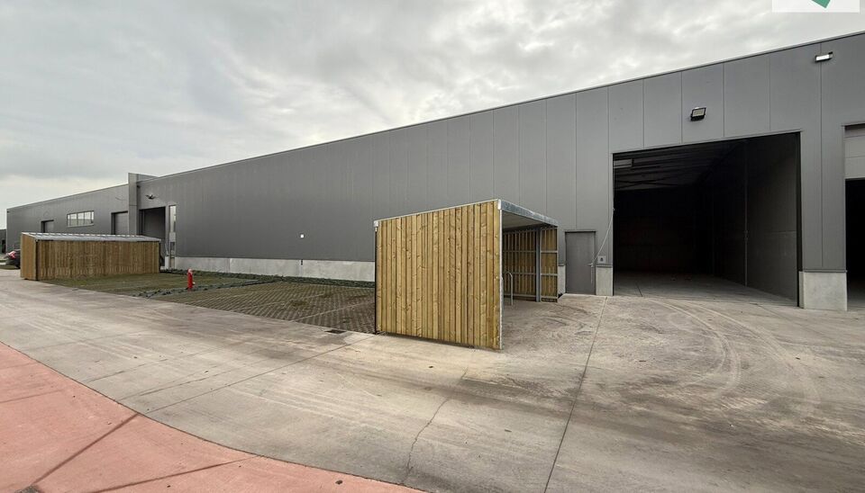 Langs de Pathoekeweg in Brugge verrijst binnenkort het KMO Park PORTIS, dit op de voormalige Philipssite. Met 49 afgewerkte KMO-Units, variërend van 210m² tot 823m², verdeeld over nieuwbouw en vernieuwbouw bedrijfsgebouwen, biedt Portis een moderne en 
