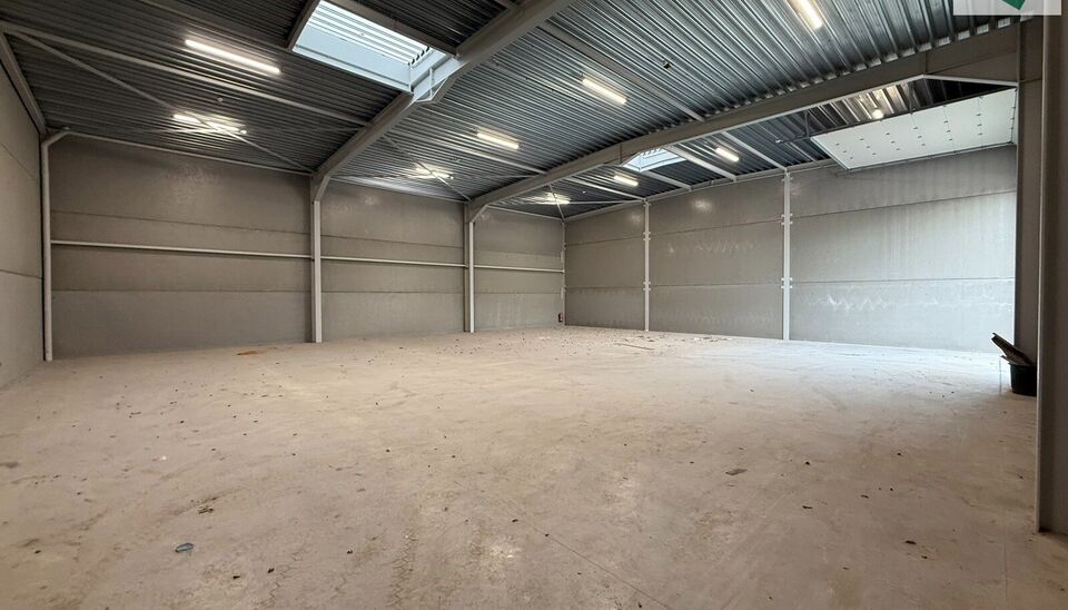 Langs de Pathoekeweg in Brugge verrijst binnenkort het KMO Park PORTIS, dit op de voormalige Philipssite. Met 49 afgewerkte KMO-Units, variërend van 210m² tot 823m², verdeeld over nieuwbouw en vernieuwbouw bedrijfsgebouwen, biedt Portis een moderne en 