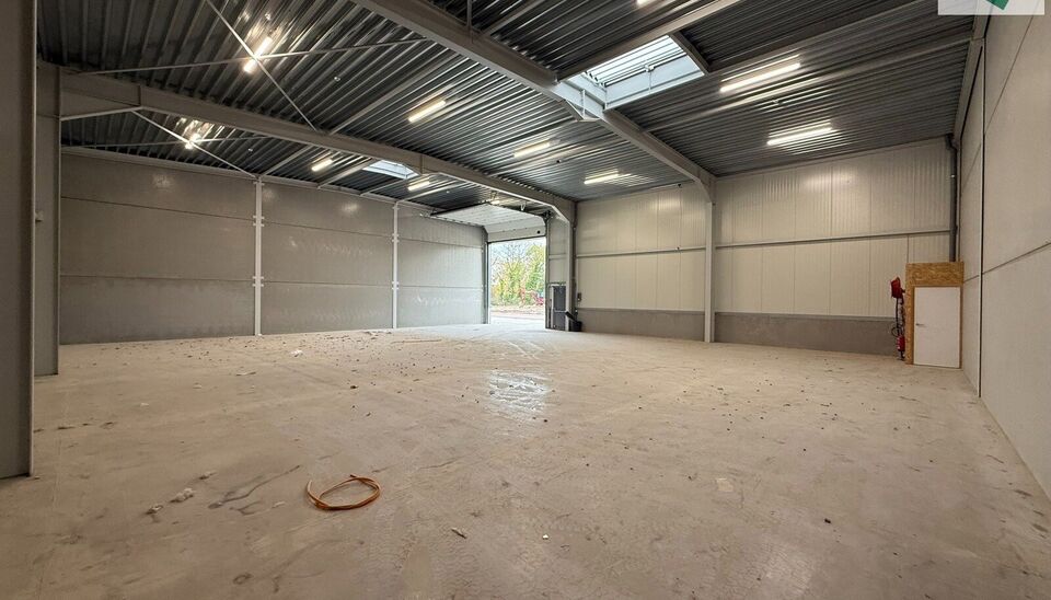 Langs de Pathoekeweg in Brugge verrijst binnenkort het KMO Park PORTIS, dit op de voormalige Philipssite. Met 49 afgewerkte KMO-Units, variërend van 210m² tot 823m², verdeeld over nieuwbouw en vernieuwbouw bedrijfsgebouwen, biedt Portis een moderne en 