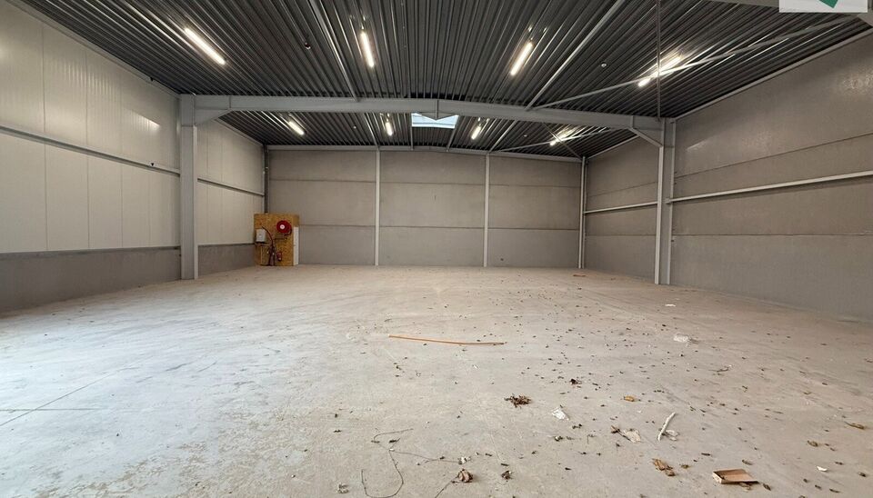 Langs de Pathoekeweg in Brugge verrijst binnenkort het KMO Park PORTIS, dit op de voormalige Philipssite. Met 49 afgewerkte KMO-Units, variërend van 210m² tot 823m², verdeeld over nieuwbouw en vernieuwbouw bedrijfsgebouwen, biedt Portis een moderne en 