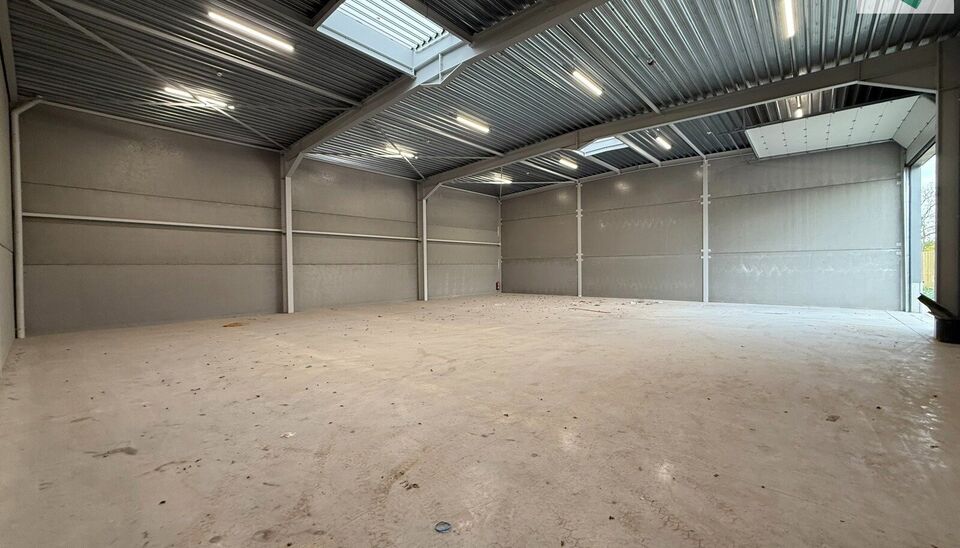 Langs de Pathoekeweg in Brugge verrijst binnenkort het KMO Park PORTIS, dit op de voormalige Philipssite. Met 49 afgewerkte KMO-Units, variërend van 210m² tot 823m², verdeeld over nieuwbouw en vernieuwbouw bedrijfsgebouwen, biedt Portis een moderne en 