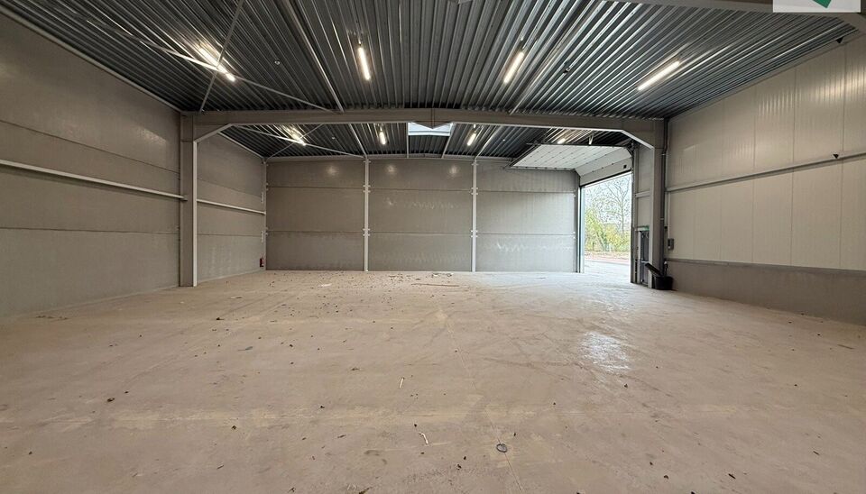 Langs de Pathoekeweg in Brugge verrijst binnenkort het KMO Park PORTIS, dit op de voormalige Philipssite. Met 49 afgewerkte KMO-Units, variërend van 210m² tot 823m², verdeeld over nieuwbouw en vernieuwbouw bedrijfsgebouwen, biedt Portis een moderne en 