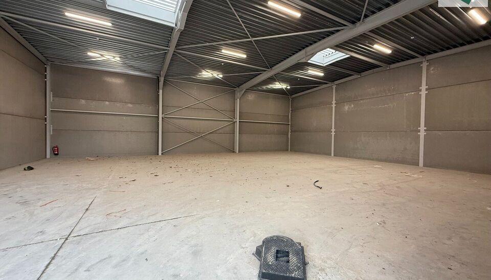 Langs de Pathoekeweg in Brugge verrijst binnenkort het KMO Park PORTIS, dit op de voormalige Philipssite. Met 49 afgewerkte KMO-Units, variërend van 210m² tot 823m², verdeeld over nieuwbouw en vernieuwbouw bedrijfsgebouwen, biedt Portis een moderne en 