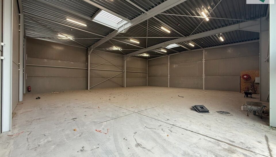 Langs de Pathoekeweg in Brugge verrijst binnenkort het KMO Park PORTIS, dit op de voormalige Philipssite. Met 49 afgewerkte KMO-Units, variërend van 210m² tot 823m², verdeeld over nieuwbouw en vernieuwbouw bedrijfsgebouwen, biedt Portis een moderne en 