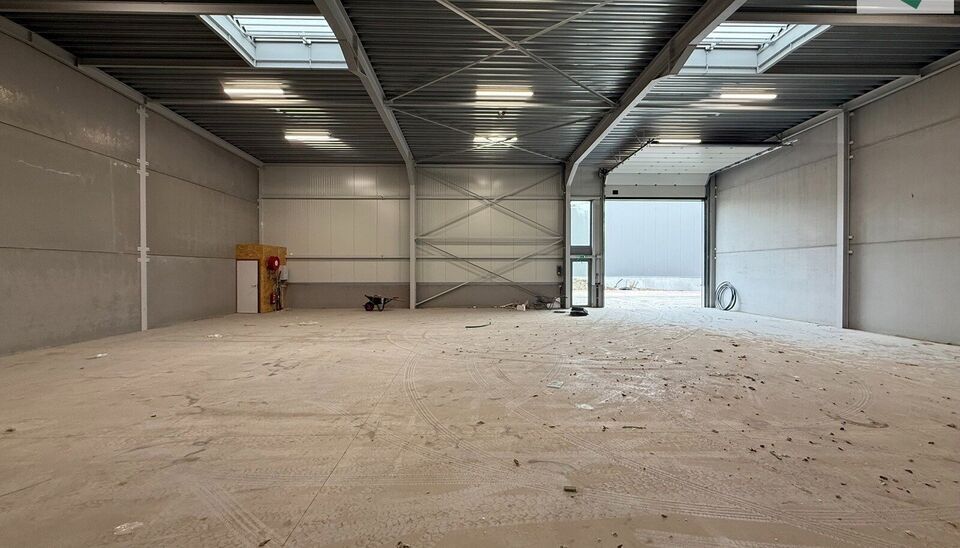 Langs de Pathoekeweg in Brugge verrijst binnenkort het KMO Park PORTIS, dit op de voormalige Philipssite. Met 49 afgewerkte KMO-Units, variërend van 210m² tot 823m², verdeeld over nieuwbouw en vernieuwbouw bedrijfsgebouwen, biedt Portis een moderne en 