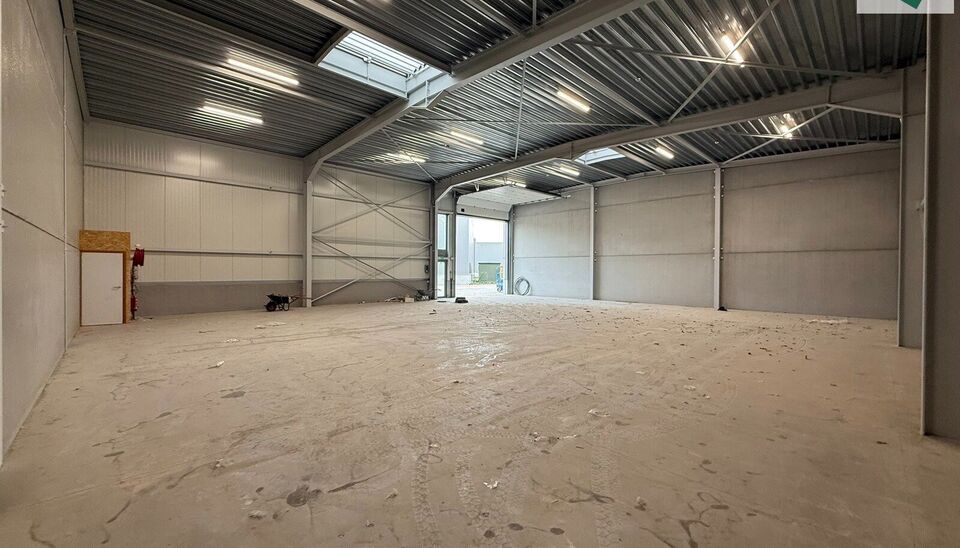 Langs de Pathoekeweg in Brugge verrijst binnenkort het KMO Park PORTIS, dit op de voormalige Philipssite. Met 49 afgewerkte KMO-Units, variërend van 210m² tot 823m², verdeeld over nieuwbouw en vernieuwbouw bedrijfsgebouwen, biedt Portis een moderne en 