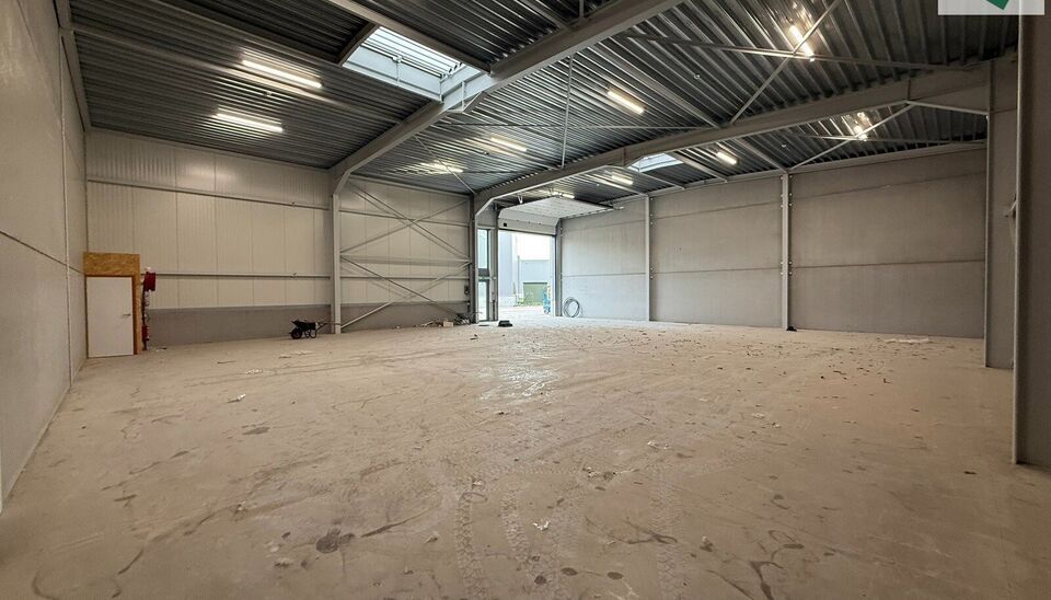 Langs de Pathoekeweg in Brugge verrijst binnenkort het KMO Park PORTIS, dit op de voormalige Philipssite. Met 49 afgewerkte KMO-Units, variërend van 210m² tot 823m², verdeeld over nieuwbouw en vernieuwbouw bedrijfsgebouwen, biedt Portis een moderne en 