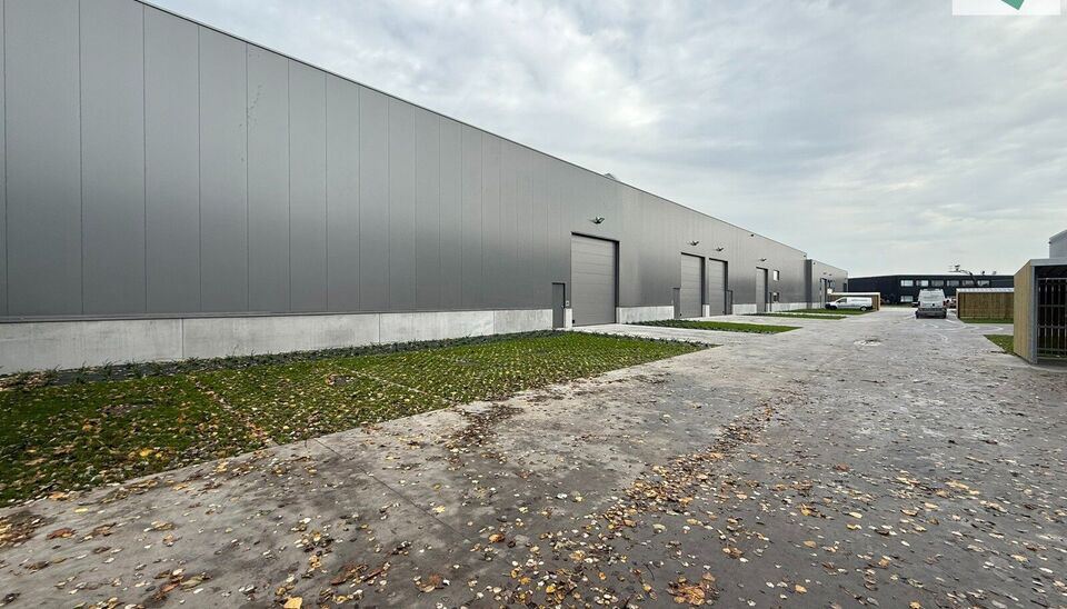 Langs de Pathoekeweg in Brugge verrijst binnenkort het KMO Park PORTIS, dit op de voormalige Philipssite. Met 49 afgewerkte KMO-Units, variërend van 210m² tot 823m², verdeeld over nieuwbouw en vernieuwbouw bedrijfsgebouwen, biedt Portis een moderne en 