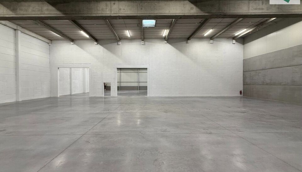 Langs de Pathoekeweg in Brugge verrijst binnenkort het KMO Park PORTIS, dit op de voormalige Philipssite. Met 49 afgewerkte KMO-Units, variërend van 210m² tot 823m², verdeeld over nieuwbouw en vernieuwbouw bedrijfsgebouwen, biedt Portis een moderne en 