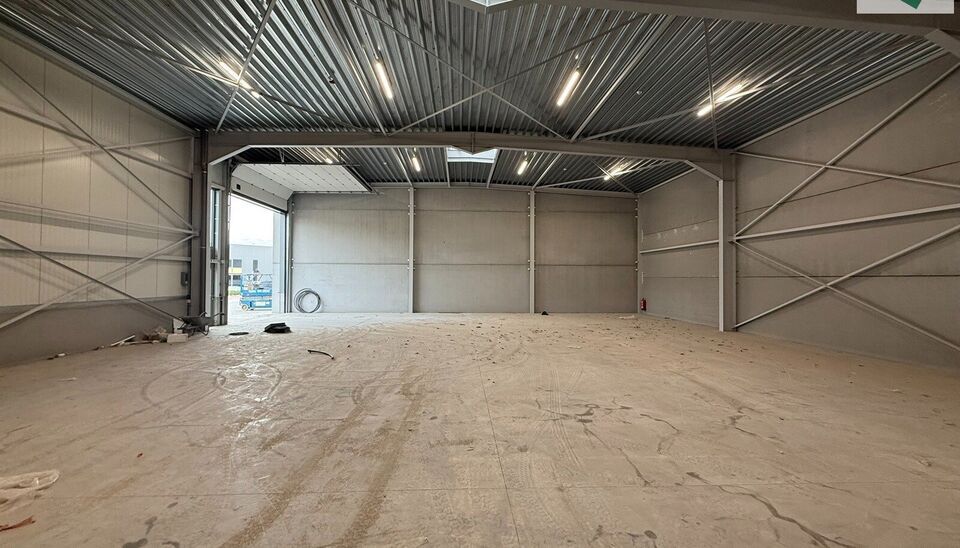 Langs de Pathoekeweg in Brugge verrijst binnenkort het KMO Park PORTIS, dit op de voormalige Philipssite. Met 49 afgewerkte KMO-Units, variërend van 210m² tot 823m², verdeeld over nieuwbouw en vernieuwbouw bedrijfsgebouwen, biedt Portis een moderne en 