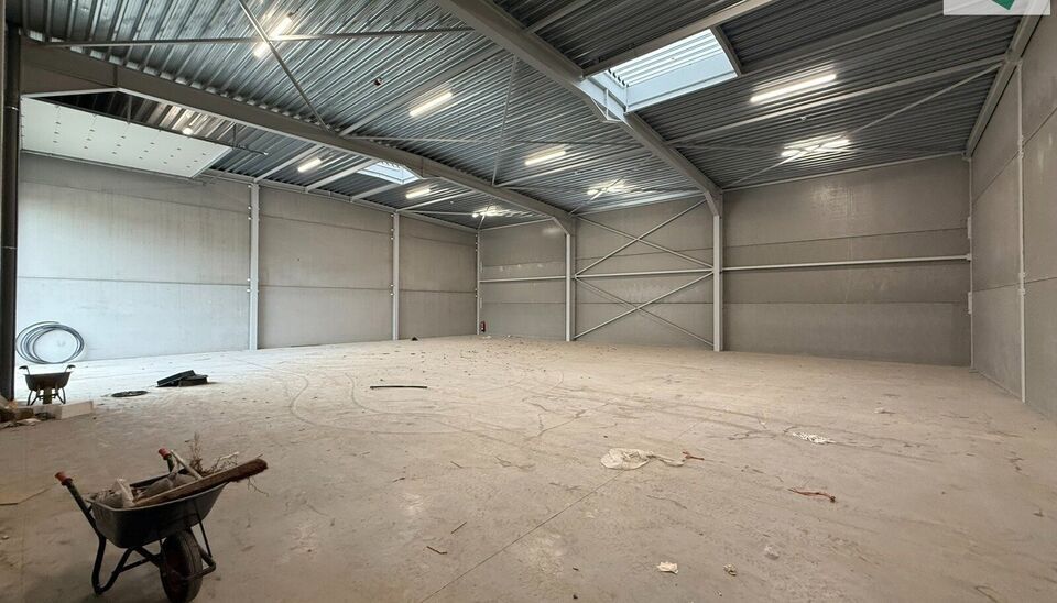 Langs de Pathoekeweg in Brugge verrijst binnenkort het KMO Park PORTIS, dit op de voormalige Philipssite. Met 49 afgewerkte KMO-Units, variërend van 210m² tot 823m², verdeeld over nieuwbouw en vernieuwbouw bedrijfsgebouwen, biedt Portis een moderne en 