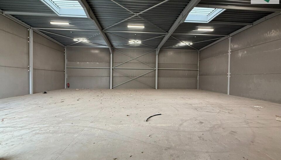 Langs de Pathoekeweg in Brugge verrijst binnenkort het KMO Park PORTIS, dit op de voormalige Philipssite. Met 49 afgewerkte KMO-Units, variërend van 210m² tot 823m², verdeeld over nieuwbouw en vernieuwbouw bedrijfsgebouwen, biedt Portis een moderne en 