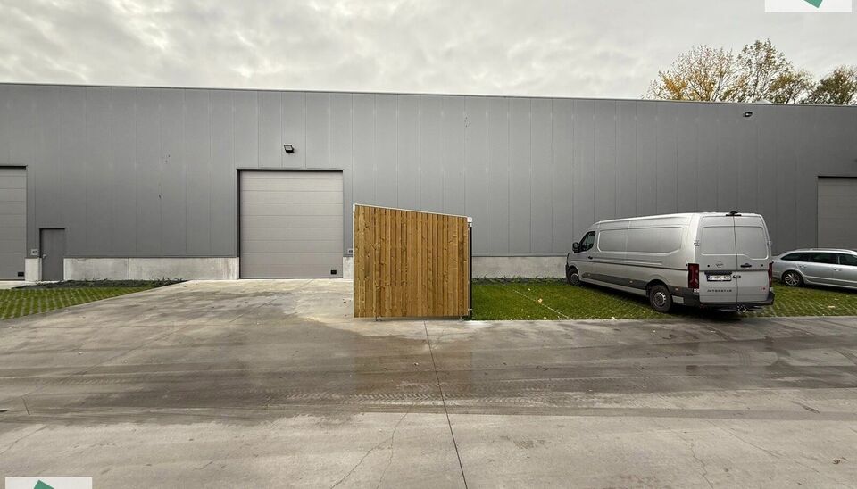 Langs de Pathoekeweg in Brugge verrijst binnenkort het KMO Park PORTIS, dit op de voormalige Philipssite. Met 49 afgewerkte KMO-Units, variërend van 210m² tot 823m², verdeeld over nieuwbouw en vernieuwbouw bedrijfsgebouwen, biedt Portis een moderne en 