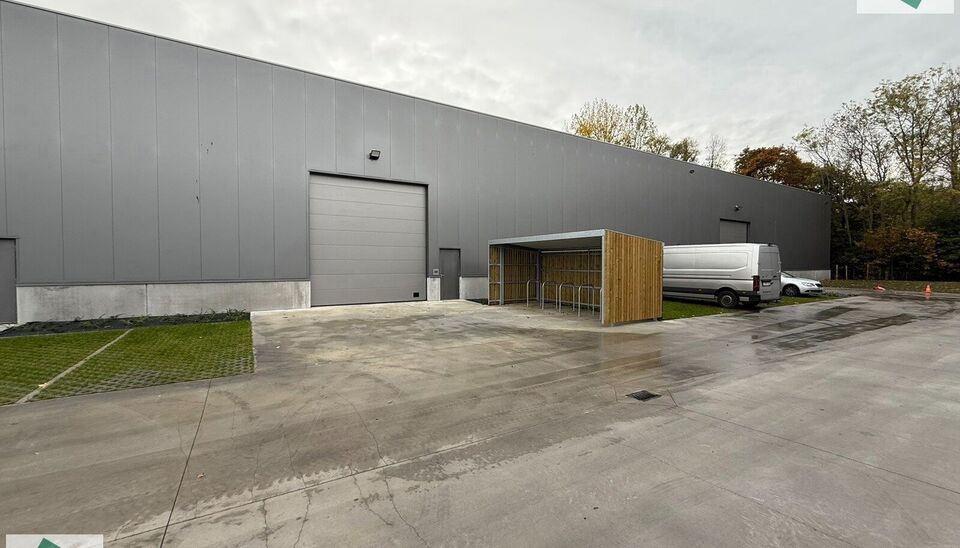 Langs de Pathoekeweg in Brugge verrijst binnenkort het KMO Park PORTIS, dit op de voormalige Philipssite. Met 49 afgewerkte KMO-Units, variërend van 210m² tot 823m², verdeeld over nieuwbouw en vernieuwbouw bedrijfsgebouwen, biedt Portis een moderne en 