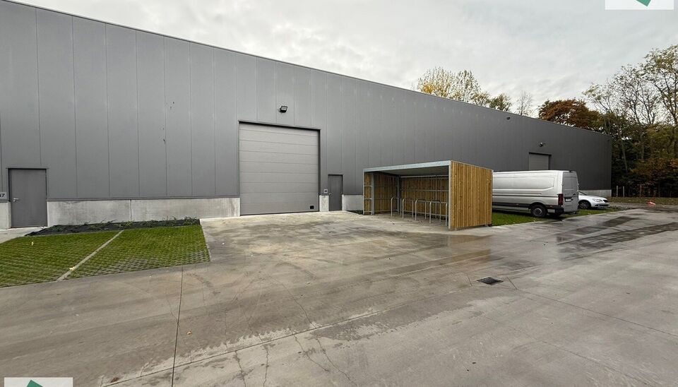 Langs de Pathoekeweg in Brugge verrijst binnenkort het KMO Park PORTIS, dit op de voormalige Philipssite. Met 49 afgewerkte KMO-Units, variërend van 210m² tot 823m², verdeeld over nieuwbouw en vernieuwbouw bedrijfsgebouwen, biedt Portis een moderne en 
