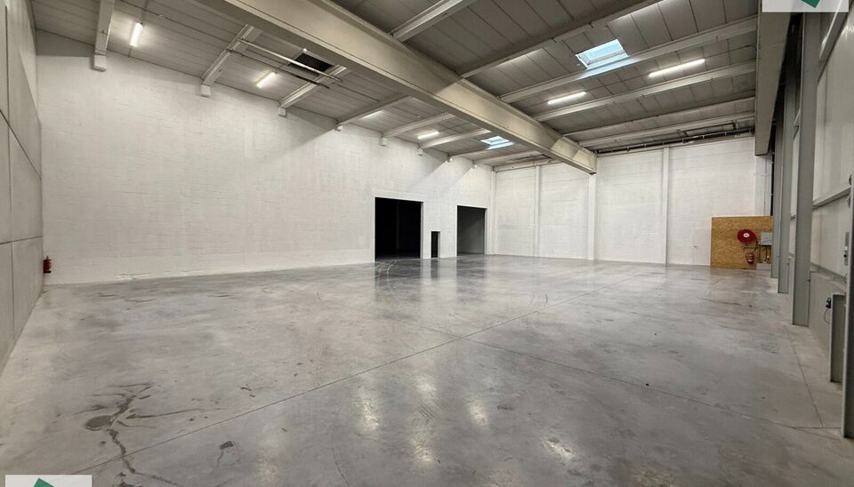 Langs de Pathoekeweg in Brugge verrijst binnenkort het KMO Park PORTIS, dit op de voormalige Philipssite. Met 49 afgewerkte KMO-Units, variërend van 210m² tot 823m², verdeeld over nieuwbouw en vernieuwbouw bedrijfsgebouwen, biedt Portis een moderne en 