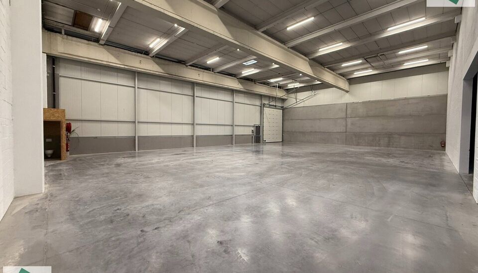 Langs de Pathoekeweg in Brugge verrijst binnenkort het KMO Park PORTIS, dit op de voormalige Philipssite. Met 49 afgewerkte KMO-Units, variërend van 210m² tot 823m², verdeeld over nieuwbouw en vernieuwbouw bedrijfsgebouwen, biedt Portis een moderne en 