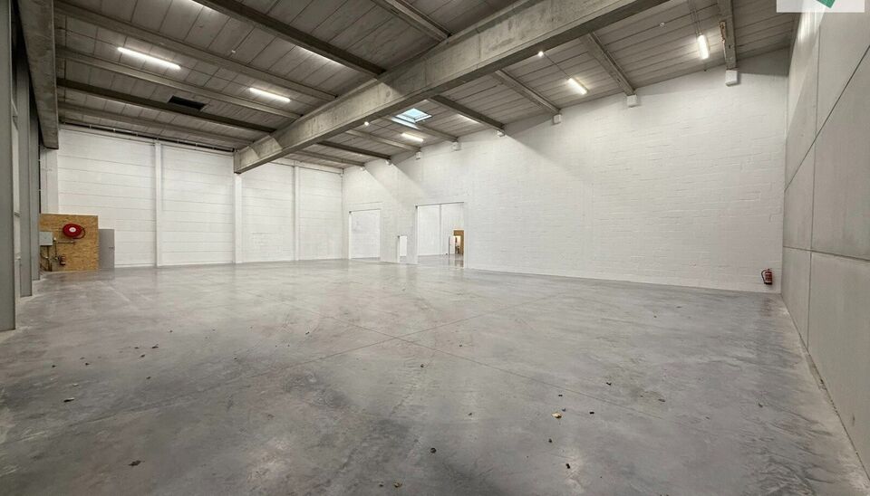 Langs de Pathoekeweg in Brugge verrijst binnenkort het KMO Park PORTIS, dit op de voormalige Philipssite. Met 49 afgewerkte KMO-Units, variërend van 210m² tot 823m², verdeeld over nieuwbouw en vernieuwbouw bedrijfsgebouwen, biedt Portis een moderne en 