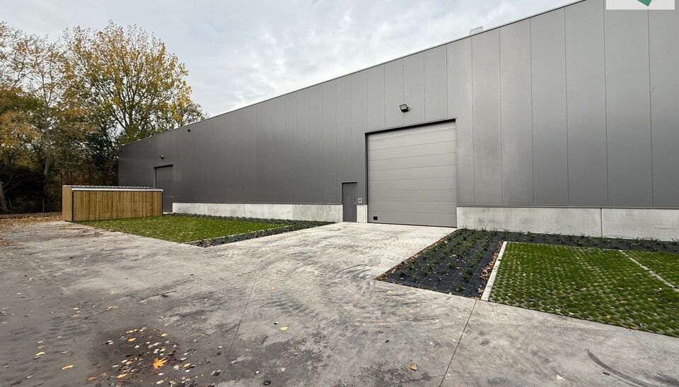 Langs de Pathoekeweg in Brugge verrijst binnenkort het KMO Park PORTIS, dit op de voormalige Philipssite. Met 49 afgewerkte KMO-Units, variërend van 210m² tot 823m², verdeeld over nieuwbouw en vernieuwbouw bedrijfsgebouwen, biedt Portis een moderne en 