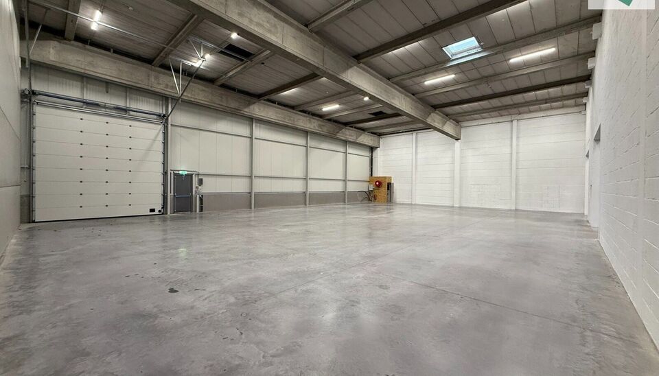 Langs de Pathoekeweg in Brugge verrijst binnenkort het KMO Park PORTIS, dit op de voormalige Philipssite. Met 49 afgewerkte KMO-Units, variërend van 210m² tot 823m², verdeeld over nieuwbouw en vernieuwbouw bedrijfsgebouwen, biedt Portis een moderne en 