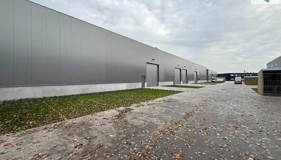 Langs de Pathoekeweg in Brugge verrijst binnenkort het KMO Park PORTIS, dit op de voormalige Philipssite. Met 49 afgewerkte KMO-Units, variërend van 210m² tot 823m², verdeeld over nieuwbouw en vernieuwbouw bedrijfsgebouwen, biedt Portis een moderne en 