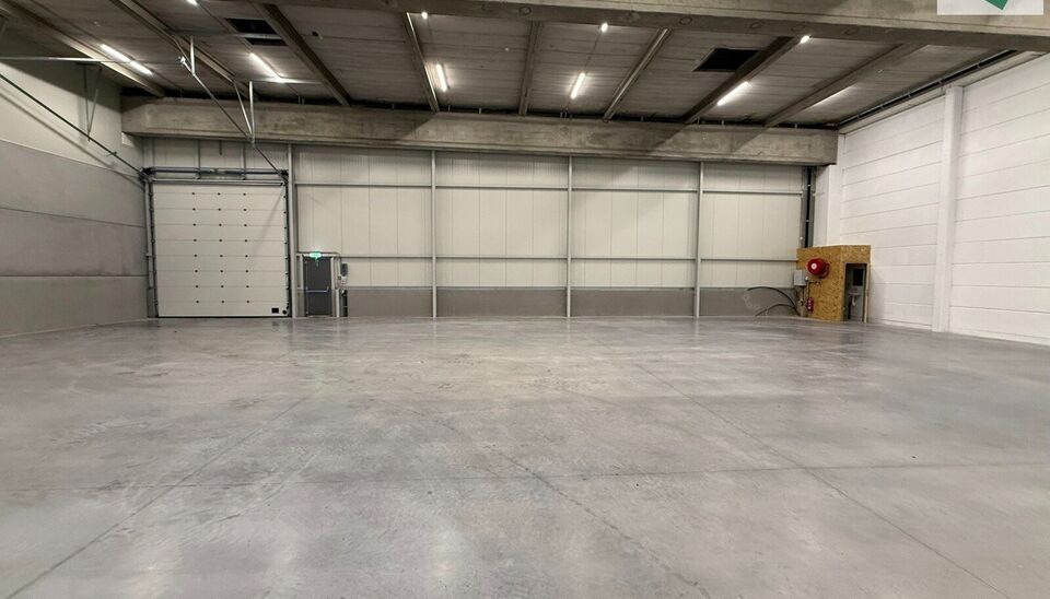 Langs de Pathoekeweg in Brugge verrijst binnenkort het KMO Park PORTIS, dit op de voormalige Philipssite. Met 49 afgewerkte KMO-Units, variërend van 210m² tot 823m², verdeeld over nieuwbouw en vernieuwbouw bedrijfsgebouwen, biedt Portis een moderne en 