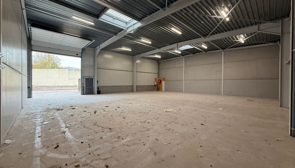 Langs de Pathoekeweg in Brugge verrijst binnenkort het KMO Park PORTIS, dit op de voormalige Philipssite. Met 49 afgewerkte KMO-Units, variërend van 210m² tot 823m², verdeeld over nieuwbouw en vernieuwbouw bedrijfsgebouwen, biedt Portis een moderne en 