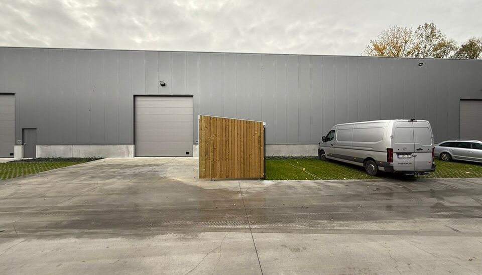 Langs de Pathoekeweg in Brugge verrijst binnenkort het KMO Park PORTIS, dit op de voormalige Philipssite. Met 49 afgewerkte KMO-Units, variërend van 210m² tot 823m², verdeeld over nieuwbouw en vernieuwbouw bedrijfsgebouwen, biedt Portis een moderne en 