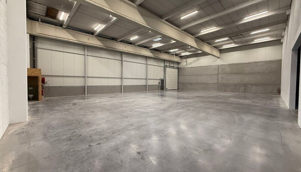 Langs de Pathoekeweg in Brugge verrijst binnenkort het KMO Park PORTIS, dit op de voormalige Philipssite. Met 49 afgewerkte KMO-Units, variërend van 210m² tot 823m², verdeeld over nieuwbouw en vernieuwbouw bedrijfsgebouwen, biedt Portis een moderne en 