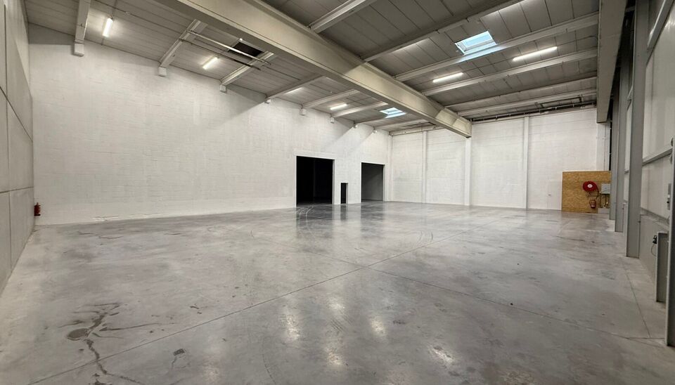 Langs de Pathoekeweg in Brugge verrijst binnenkort het KMO Park PORTIS, dit op de voormalige Philipssite. Met 49 afgewerkte KMO-Units, variërend van 210m² tot 823m², verdeeld over nieuwbouw en vernieuwbouw bedrijfsgebouwen, biedt Portis een moderne en 