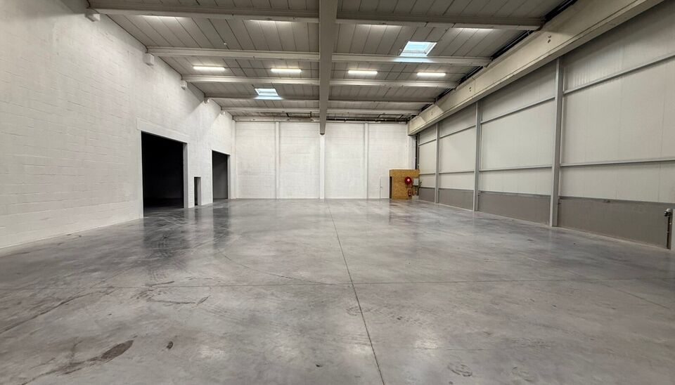 Langs de Pathoekeweg in Brugge verrijst binnenkort het KMO Park PORTIS, dit op de voormalige Philipssite. Met 49 afgewerkte KMO-Units, variërend van 210m² tot 823m², verdeeld over nieuwbouw en vernieuwbouw bedrijfsgebouwen, biedt Portis een moderne en 