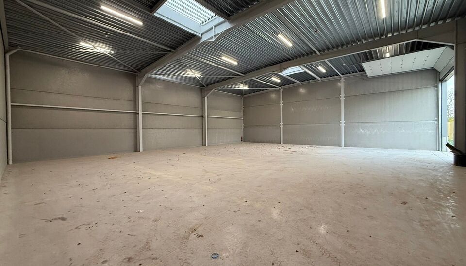 Langs de Pathoekeweg in Brugge verrijst binnenkort het KMO Park PORTIS, dit op de voormalige Philipssite. Met 49 afgewerkte KMO-Units, variërend van 210m² tot 823m², verdeeld over nieuwbouw en vernieuwbouw bedrijfsgebouwen, biedt Portis een moderne en 