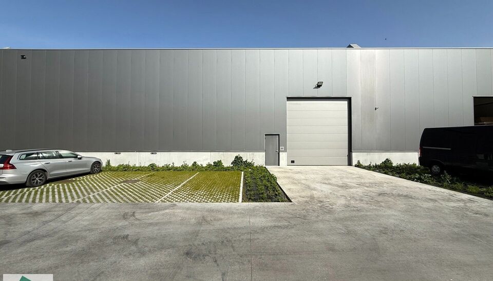 Langs de Pathoekeweg in Brugge verrijst binnenkort het KMO Park PORTIS, dit op de voormalige Philipssite. Met 49 afgewerkte KMO-Units, vari&euml;rend van 199m&sup2; tot 1183m&sup2;, verdeeld over nieuwbouw en vernieuwbouw bedrijfsgebouwen, biedt Portis een moderne en