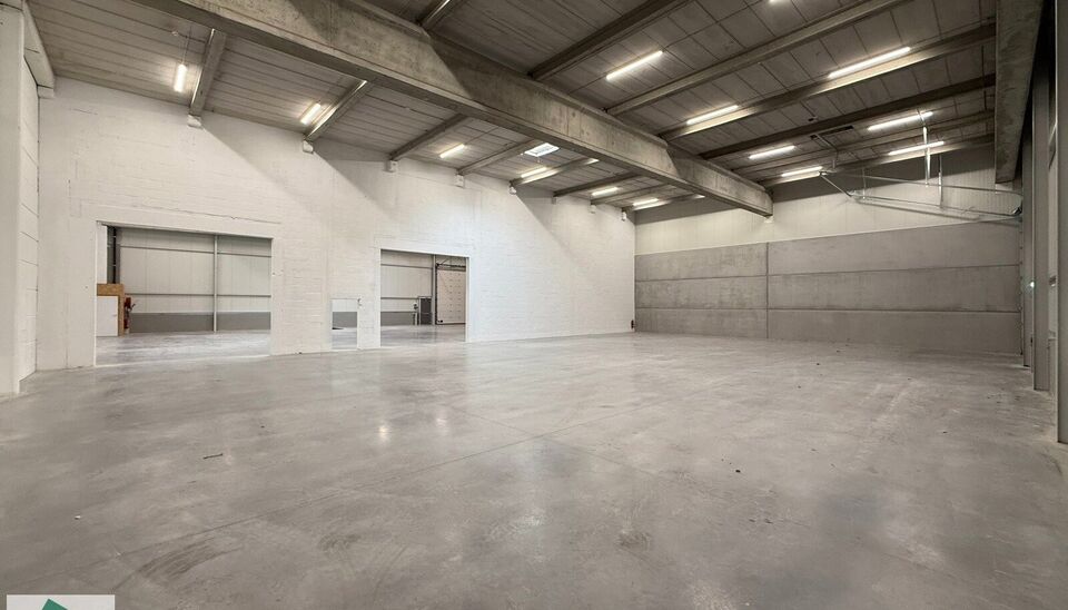 Langs de Pathoekeweg in Brugge verrijst binnenkort het KMO Park PORTIS, dit op de voormalige Philipssite. Met 49 afgewerkte KMO-Units, vari&euml;rend van 199m&sup2; tot 1183m&sup2;, verdeeld over nieuwbouw en vernieuwbouw bedrijfsgebouwen, biedt Portis een moderne en