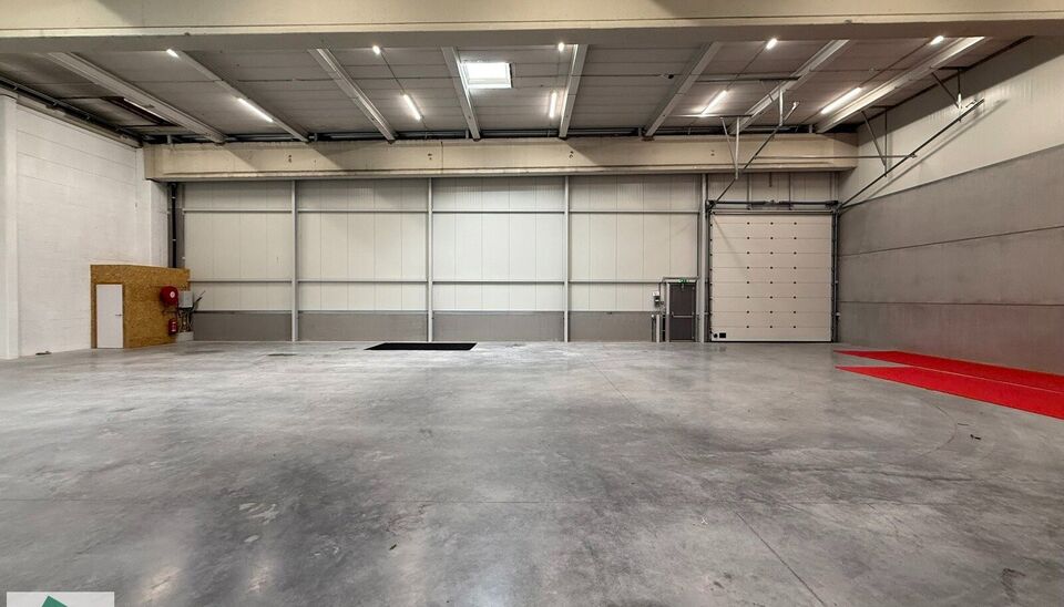 Langs de Pathoekeweg in Brugge verrijst binnenkort het KMO Park PORTIS, dit op de voormalige Philipssite. Met 49 afgewerkte KMO-Units, vari&euml;rend van 199m&sup2; tot 1183m&sup2;, verdeeld over nieuwbouw en vernieuwbouw bedrijfsgebouwen, biedt Portis een moderne en