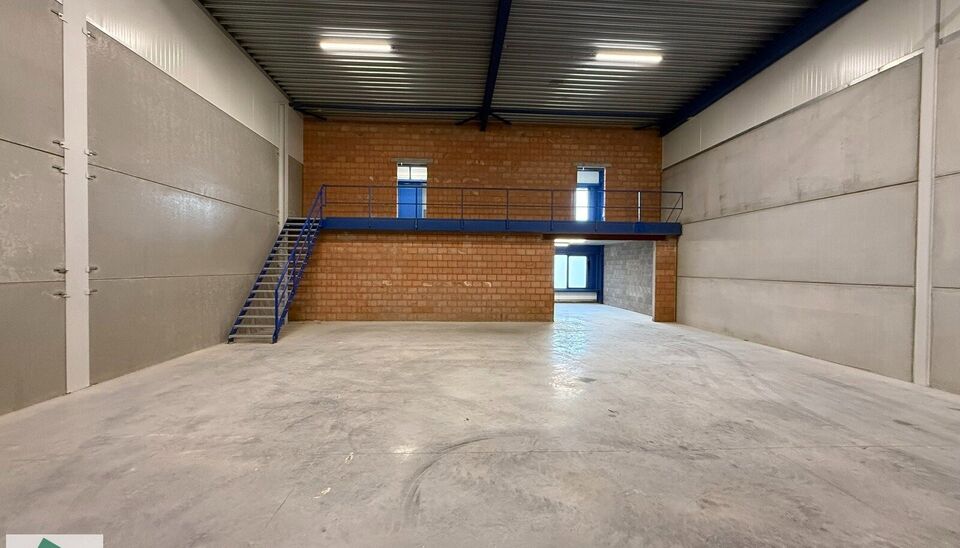 Langs de Lodderhoek in Brugge verrijst binnenkort het KMO Park PORTIS, dit op de voormalige Philipssite. Met 49 afgewerkte KMO-Units, vari&euml;rend van 199m&sup2; tot 1183m&sup2;, verdeeld over nieuwbouw en vernieuwbouw bedrijfsgebouwen, biedt Portis een moderne en 