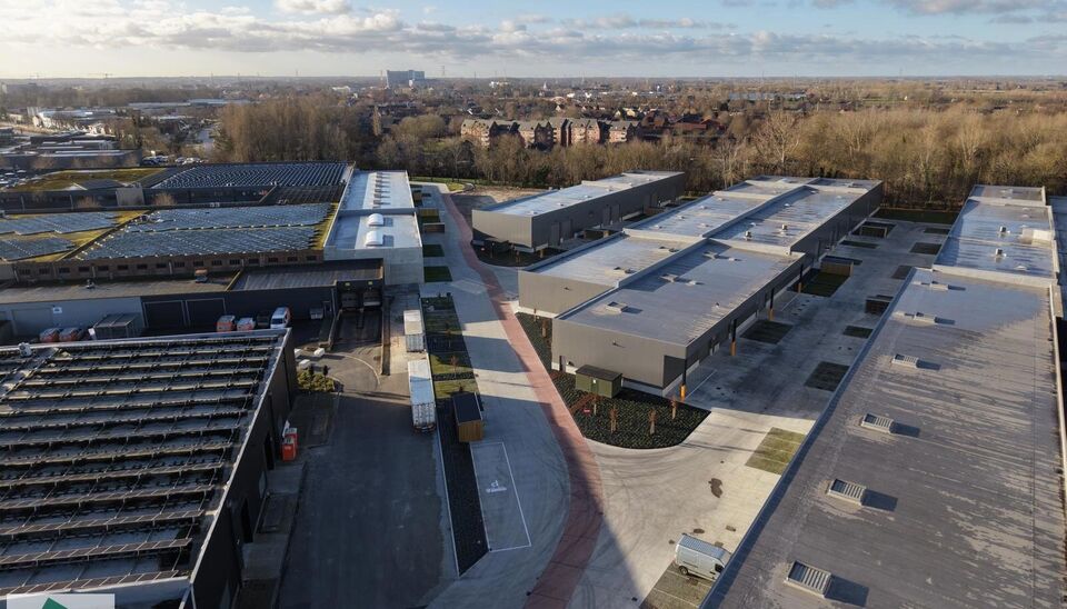 Langs de Lodderhoek in Brugge verrijst binnenkort het KMO Park PORTIS, dit op de voormalige Philipssite. Met 49 afgewerkte KMO-Units, vari&euml;rend van 199m&sup2; tot 1183m&sup2;, verdeeld over nieuwbouw en vernieuwbouw bedrijfsgebouwen, biedt Portis een moderne en 