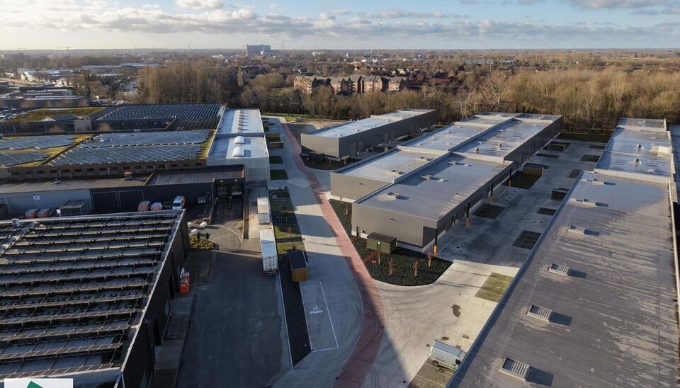 Langs de Lodderhoek in Brugge verrijst binnenkort het KMO Park PORTIS, dit op de voormalige Philipssite. Met 49 afgewerkte KMO-Units, vari&euml;rend van 199m&sup2; tot 1183m&sup2;, verdeeld over nieuwbouw en vernieuwbouw bedrijfsgebouwen, biedt Portis een moderne en 