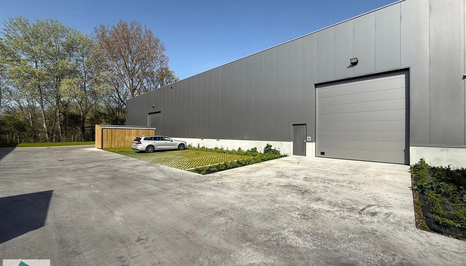 Langs de Pathoekeweg in Brugge verrijst binnenkort het KMO Park PORTIS, dit op de voormalige Philipssite. Met 49 afgewerkte KMO-Units, vari&euml;rend van 199m&sup2; tot 1183m&sup2;, verdeeld over nieuwbouw en vernieuwbouw bedrijfsgebouwen, biedt Portis een moderne en