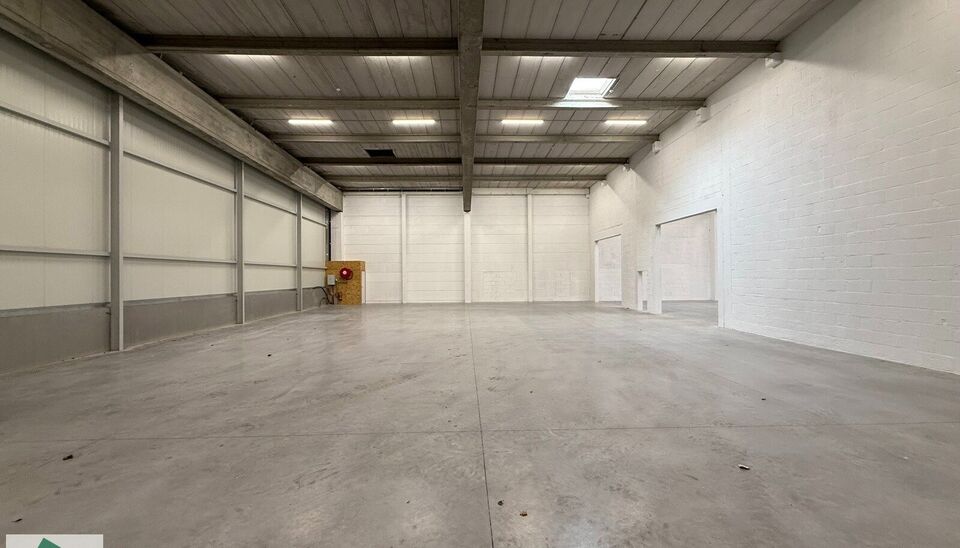 Langs de Pathoekeweg in Brugge verrijst binnenkort het KMO Park PORTIS, dit op de voormalige Philipssite. Met 49 afgewerkte KMO-Units, vari&euml;rend van 199m&sup2; tot 1183m&sup2;, verdeeld over nieuwbouw en vernieuwbouw bedrijfsgebouwen, biedt Portis een moderne en