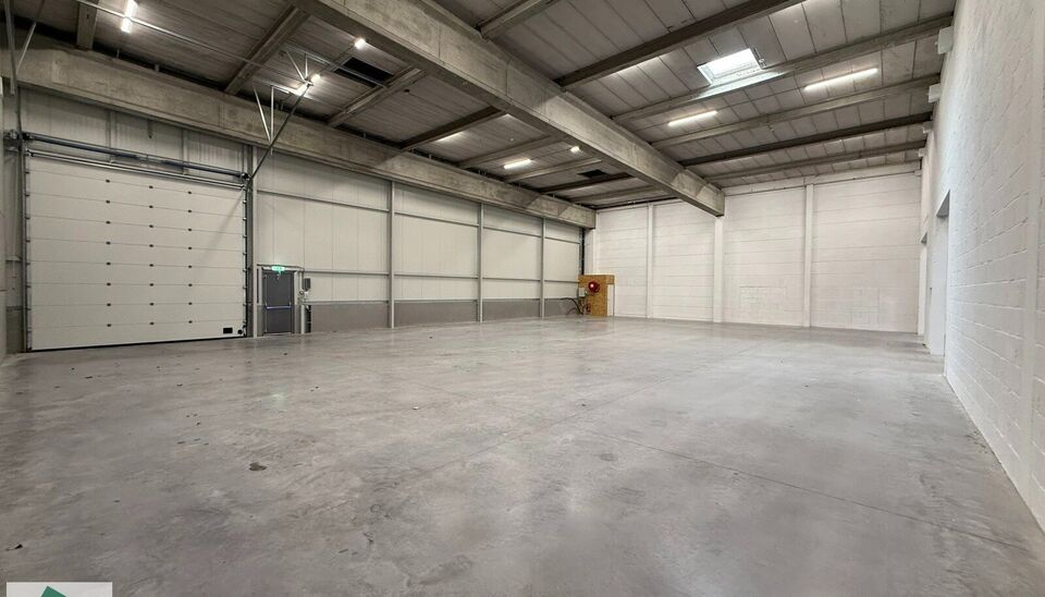 Langs de Pathoekeweg in Brugge verrijst binnenkort het KMO Park PORTIS, dit op de voormalige Philipssite. Met 49 afgewerkte KMO-Units, vari&euml;rend van 199m&sup2; tot 1183m&sup2;, verdeeld over nieuwbouw en vernieuwbouw bedrijfsgebouwen, biedt Portis een moderne en