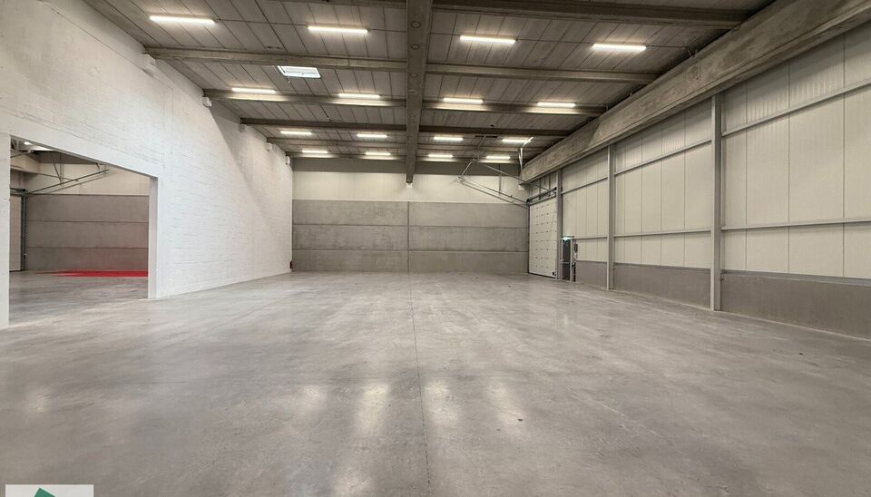 Langs de Pathoekeweg in Brugge verrijst binnenkort het KMO Park PORTIS, dit op de voormalige Philipssite. Met 49 afgewerkte KMO-Units, vari&euml;rend van 199m&sup2; tot 1183m&sup2;, verdeeld over nieuwbouw en vernieuwbouw bedrijfsgebouwen, biedt Portis een moderne en