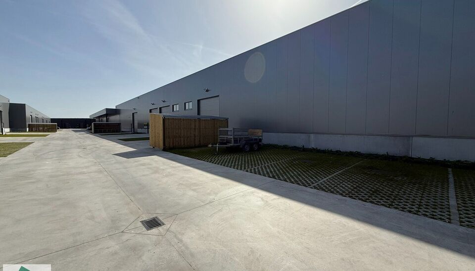 Langs de Pathoekeweg in Brugge verrijst binnenkort het KMO Park PORTIS, dit op de voormalige Philipssite. Met 49 afgewerkte KMO-Units, vari&euml;rend van 199m&sup2; tot 1183m&sup2;, verdeeld over nieuwbouw en vernieuwbouw bedrijfsgebouwen, biedt Portis een moderne en