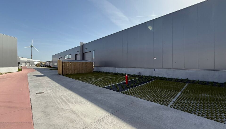 Langs de Pathoekeweg in Brugge verrijst binnenkort het KMO Park PORTIS, dit op de voormalige Philipssite. Met 49 afgewerkte KMO-Units, vari&euml;rend van 199m&sup2; tot 1183m&sup2;, verdeeld over nieuwbouw en vernieuwbouw bedrijfsgebouwen, biedt Portis een moderne en