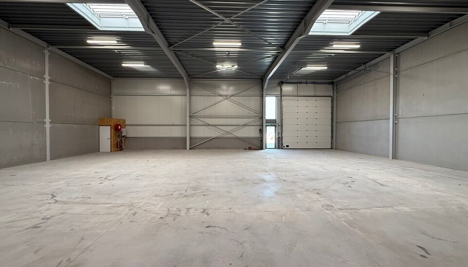 Langs de Pathoekeweg in Brugge verrijst binnenkort het KMO Park PORTIS, dit op de voormalige Philipssite. Met 49 afgewerkte KMO-Units, vari&euml;rend van 199m&sup2; tot 1183m&sup2;, verdeeld over nieuwbouw en vernieuwbouw bedrijfsgebouwen, biedt Portis een moderne en