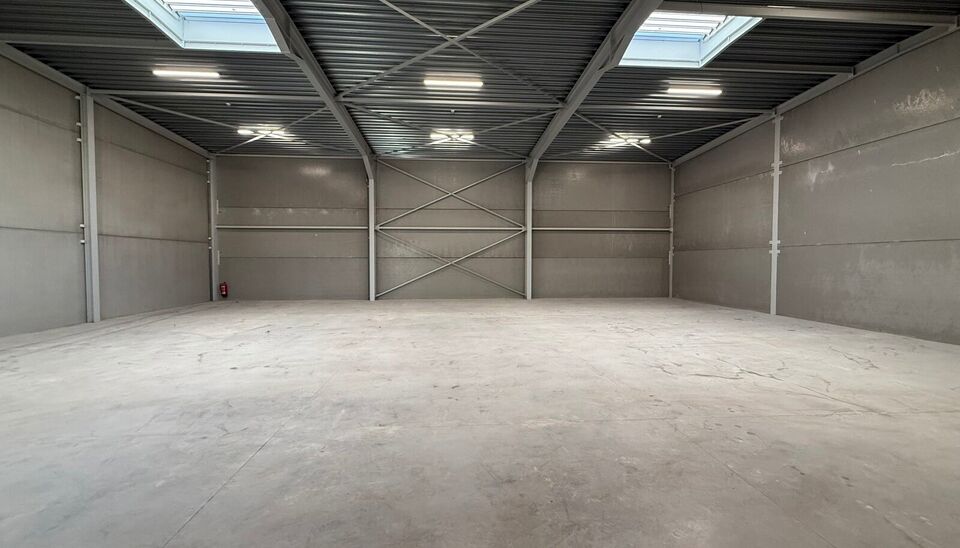 Langs de Pathoekeweg in Brugge verrijst binnenkort het KMO Park PORTIS, dit op de voormalige Philipssite. Met 49 afgewerkte KMO-Units, vari&euml;rend van 199m&sup2; tot 1183m&sup2;, verdeeld over nieuwbouw en vernieuwbouw bedrijfsgebouwen, biedt Portis een moderne en